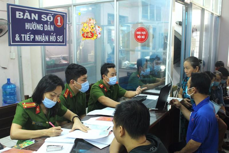 Công an quận Bình Thạnh thực hiện việc cấp căn cước công dân cho người dân Công an quận Bình Thạnh thực hiện việc cấp căn cước công dân cho người dân