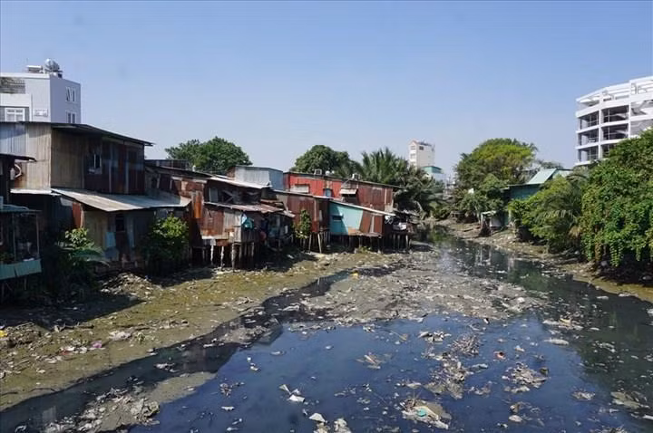 Rạch Xuyên Tâm đang bị cơi nới, lấn chiếm và ô nhiễm nghiêm trọng do rác thải bị ném bừa bãi xuống rạch, cản trở khả năng tiêu thoát nước