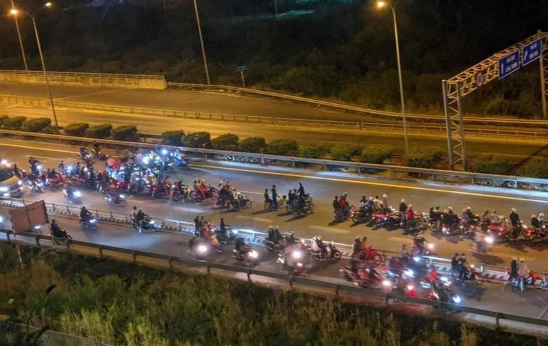 Cả trăm "quái xế" chặn làn ô tô trên cao tốc TPHCM - Long Thành để đua xe (ảnh cắt từ clip của người dân) Cả trăm "quái xế" chặn làn ô tô trên cao tốc TPHCM - Long Thành để đua xe (ảnh cắt từ clip của người dân)