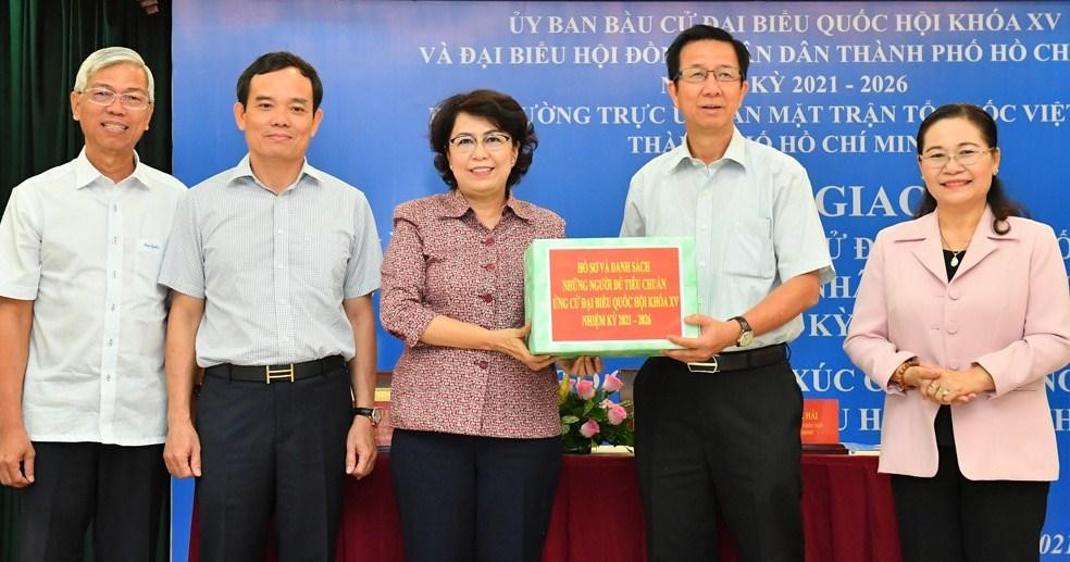 Bàn giao danh sách chính thức những người ứng cử đại biểu Quốc hội khóa XV và HĐND TPHCM khóa X, nhiệm kỳ 2021 - 2026 Bàn giao danh sách chính thức những người ứng cử đại biểu Quốc hội khóa XV và HĐND TPHCM khóa X, nhiệm kỳ 2021 - 2026