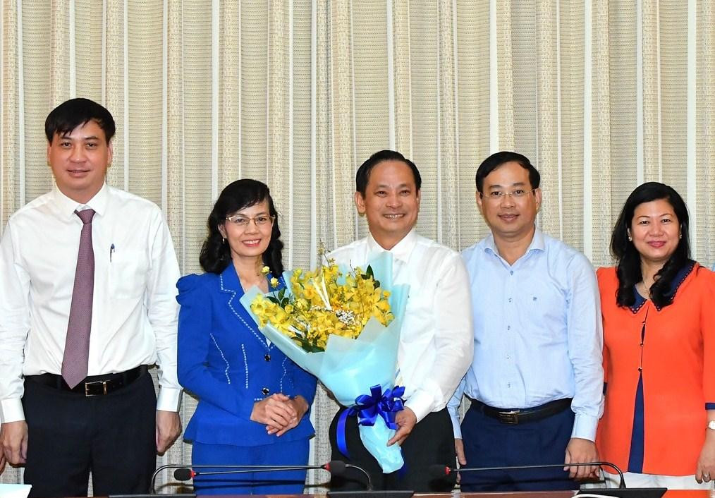 Ông Phạm Văn Lũy (thứ 3 từ trái qua) nhận hoa chúc mừng từ lãnh đạo huyện Bình Chánh