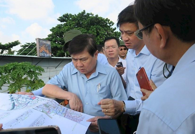 Chủ tịch Nguyễn Thành Phong thị sát rạch Xuyên Tâm sáng 24/4. Ảnh: Thành ủy TPHCM