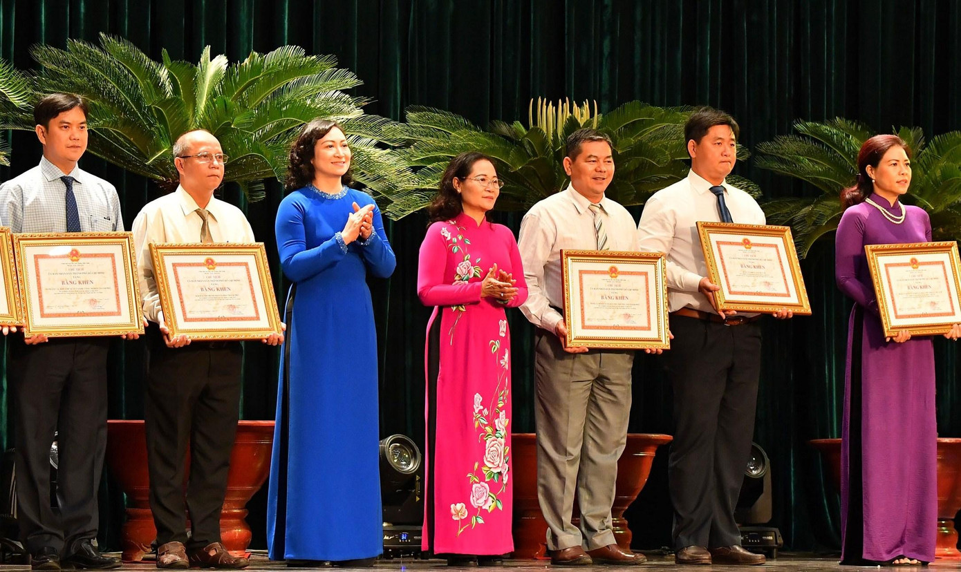 Lãnh đạo TPHCM trao bằng khen cho các cá nhân đạt thành tích trong phong trào thi đua yêu nước năm 2020