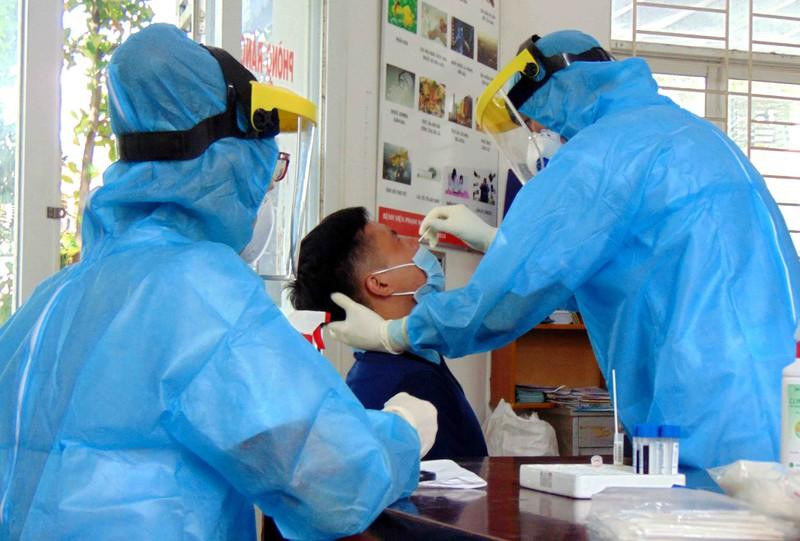 Nhân viên y tế lấy mẫu xét nghiệm để tầm soát COVID-19 Nhân viên y tế lấy mẫu xét nghiệm để tầm soát COVID-19