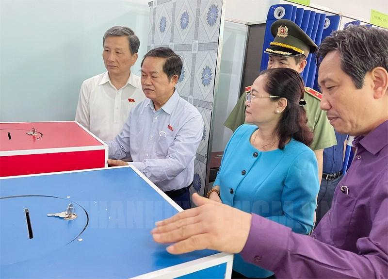 Đoàn giám sát của Hội đồng Bầu cử quốc gia giám sát, kiểm tra khu vực bỏ phiếu trụ sở Ban Nhân dân ấp 1 xã Hiệp Phước (huyện Nhà Bè)