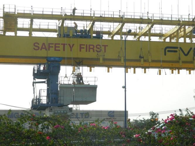 Thi công lắp dầm và gối dầm cầu cạn tuyến metro Bến Thành - Suối Tiên vào năm 2016 Thi công lắp dầm và gối dầm cầu cạn tuyến metro Bến Thành - Suối Tiên vào năm 2016