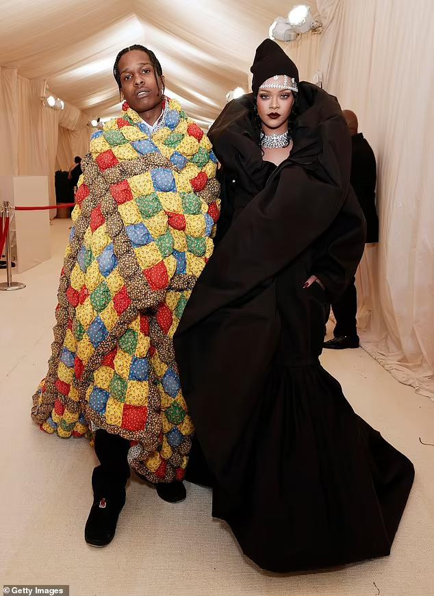 Người đẹp sinh năm 1988 đang hạnh phúc bên bạn trai ASAP Rocky bằng tuổi. Ảnh cặp đôi tại "đại tiệc thời trang" hoành tráng nhất hành tinh diễn ra ở Mỹ cách đây chưa lâu.