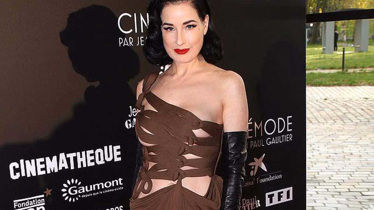 Dita Von Teese xuất hiện lẻ bóng mà không có bạn trai kém 14 tuổi Adam Rajcevich tháp tùng.
