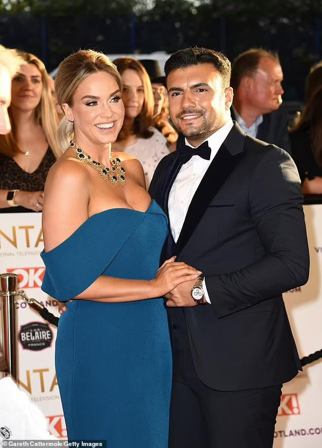 Vicky Pattison chia sẻ Ercan Ramadan (ảnh) là người đàn ông tốt nhất mà cô từng gặp nên cô thấy mọi nỗ lực vì bạn trai đều xứng đáng, nỗ lực ngay từ những điều tưởng như nhỏ nhặt như thay đổi thời trang phòng ngủ để cải thiện &quot;chuyện ấy&quot;. Cô mong muốn được hạnh phúc lâu dài bên bạn trai và cảm thấy &quot;là người may mắn&quot; khi có được người đàn ông như Ercan Ramadan.