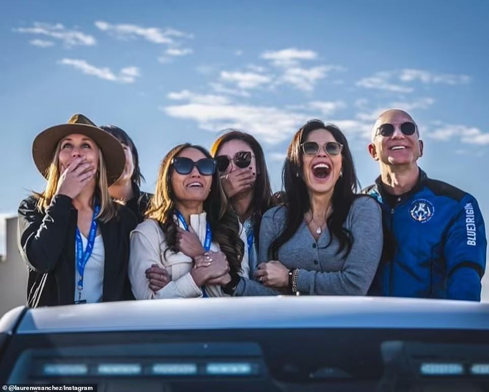 Jeff Bezos và bạn gái cùng một vài người trong công ty chứng kiến khoảnh khắc New Shepard bay vào vũ trụ vào 9h sáng 13/10 theo giờ Mỹ (21h tối cùng ngày theo giờ Việt Nam), xuất phát từ một địa điểm của Blue Origin ở phía Tây Texas.