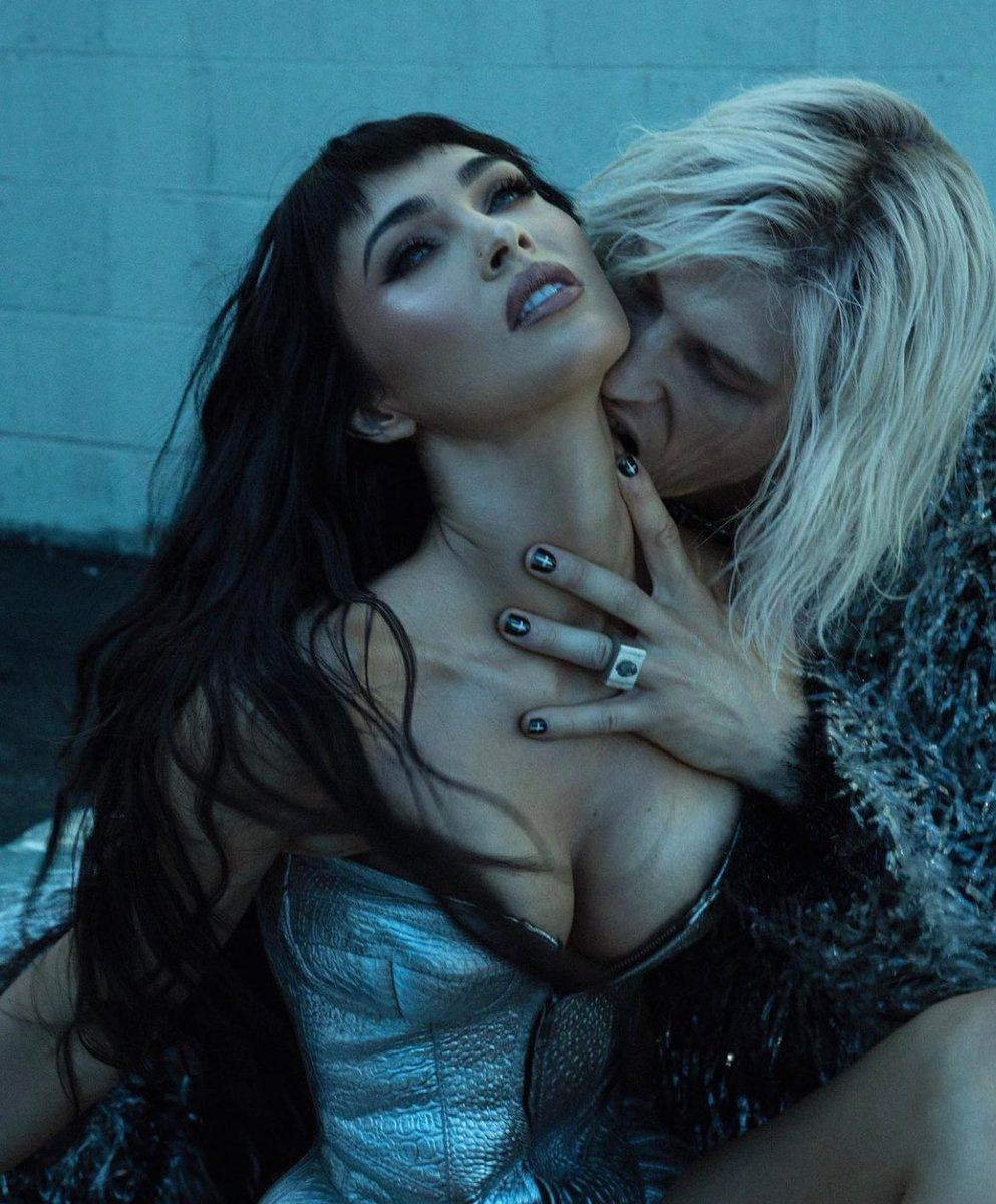 Sau khi công khai tình cảm bên nam ca sỹ Machine Gun Kelly vào tháng 5/2020, cô và rocker 31 tuổi đều khẳng định yêu nhau từ cái nhìn đầu tiên. Kể từ khi gắn bó, cặp đôi thường xuyên bị bắt gặp "dính nhau như sam" nơi công cộng và luôn sánh đôi nhau đồng điệu dự sự kiện. Sau khi công khai tình cảm bên nam ca sỹ Machine Gun Kelly vào tháng 5/2020, cô và rocker 31 tuổi đều khẳng định yêu nhau từ cái nhìn đầu tiên. Kể từ khi gắn bó, cặp đôi thường xuyên bị bắt gặp "dính nhau như sam" nơi công cộng và luôn sánh đôi nhau đồng điệu dự sự kiện.