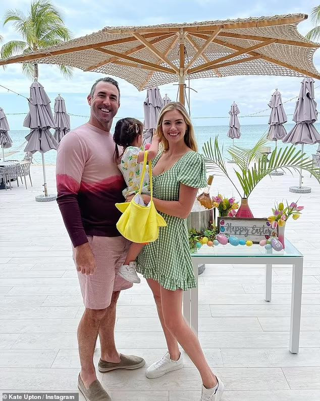 Nàng mẫu hạnh phúc bên chồng là cầu thủ bóng chày Justin Verlander và con gái gần 3 tuổi. Sau khi sinh con, Kate Upton ít xuất hiện trước truyền thông, hạn chế nhận show để tập trung vào gia đình và chăm sóc con gái nhỏ. Nàng mẫu hạnh phúc bên chồng là cầu thủ bóng chày Justin Verlander và con gái gần 3 tuổi. Sau khi sinh con, Kate Upton ít xuất hiện trước truyền thông, hạn chế nhận show để tập trung vào gia đình và chăm sóc con gái nhỏ.