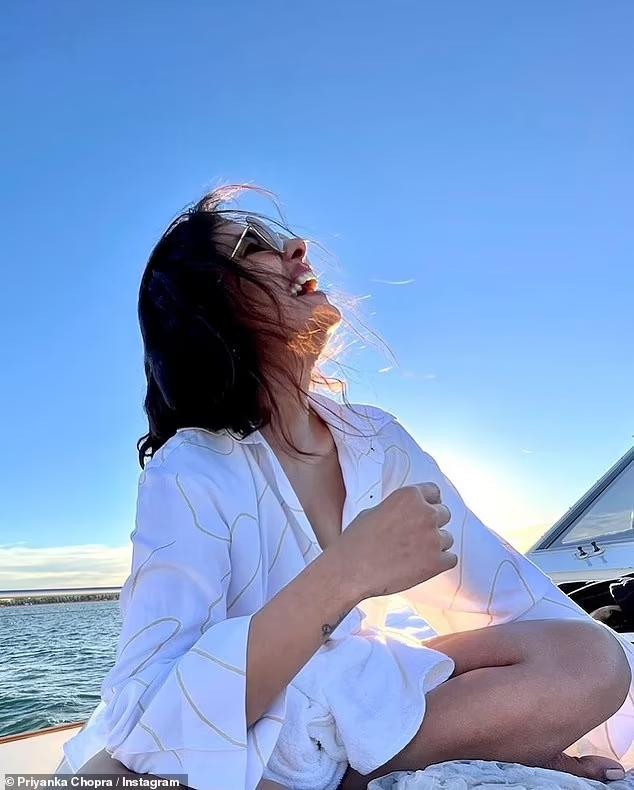 Priyanka Chopra dường như ngập tràn hạnh phúc trong kỳ nghỉ này dù không có ông xã là nam ca sĩ Nick Jonas (kém cô 10 tuổi) đi cùng.