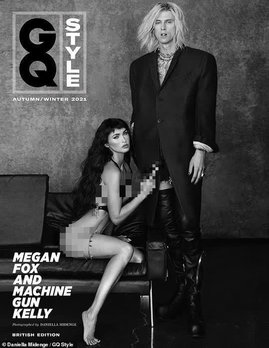 Mới đây, Megan Fox khiến dân mạng "náo loạn" khi chụp ảnh nude bên bạn trai rapper Machine Gun Kelly trên tạp chí GQ Style ấn phẩm Thu - Đông 2021. Mới đây, Megan Fox khiến dân mạng "náo loạn" khi chụp ảnh nude bên bạn trai rapper Machine Gun Kelly trên tạp chí GQ Style ấn phẩm Thu - Đông 2021.