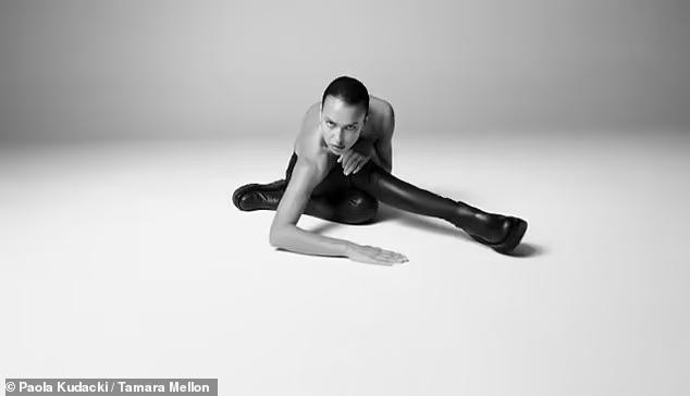 Irina Shayk đang là "quý cô độc thân" được nhiều đàn ông khao khát. Hồi tháng 8 vừa qua, cô và rapper Kanye West - chồng cũ Kim Kardashian - quyết định chia tay sau 2 tháng làm quen và ở giai đoạn tìm hiểu. Irina Shayk đang là "quý cô độc thân" được nhiều đàn ông khao khát. Hồi tháng 8 vừa qua, cô và rapper Kanye West - chồng cũ Kim Kardashian - quyết định chia tay sau 2 tháng làm quen và ở giai đoạn tìm hiểu.