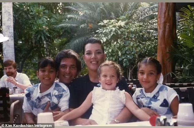 Kim (ngoài cùng bên phải) cùng chị gái Kourtney (SN 1979) và em gái Khloe (SN 1984 - giữa) bên bố mẹ. Ngoài 3 chị em, cô còn có một em trai là Rob (SN 1987). Bốn chị em cô là kết quả của cuộc hôn nhân giữa ông Robert Kardashian và bà Kris Jenner. Hai người tổ chức đám cưới năm 1978. Sau 13 năm hôn nhân, cả hai ly hôn vào tháng 3/1991.