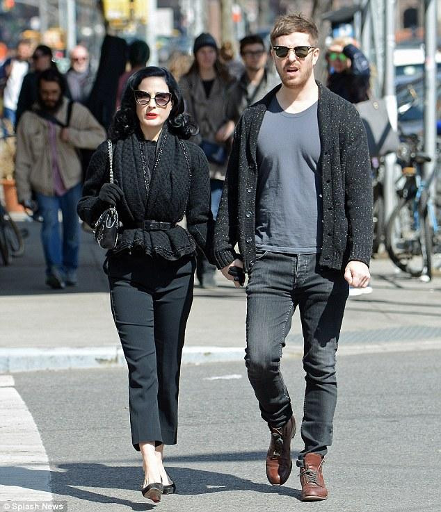 Adam Rajcevich (phải) là chuyên gia thiết kế đồ họa. Anh đã ở bên cựu vũ nữ thoát y được gần 7 năm.