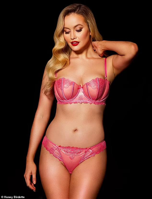 Nàng mẫu nổi tiếng xứ chuột túi lần này lại &quot;gây thương nhớ&quot; với ảnh nội y màu hồng pha ren vô cùng quyến rũ và bắt mắt.