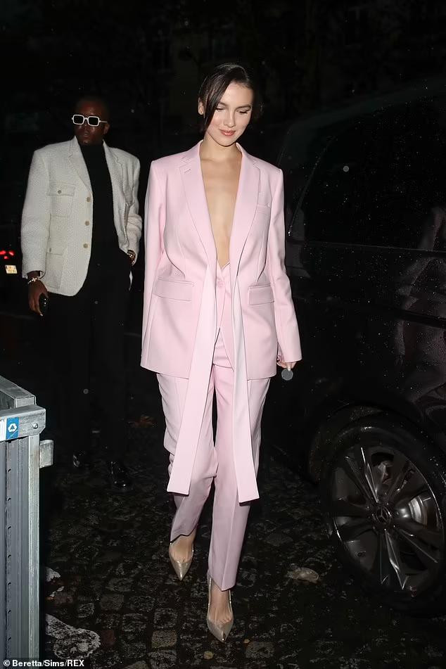 Người đẹp mặc nguyên set hồng, áo blazer phanh vạt để ngực trần táo bạo đi dự buổi triển lãm kỷ niệm 100 năm thành lập Vogue Paris vào tối 1/10 (giờ địa phương) trong khuôn khổ Tuần lễ Thời trang Paris.