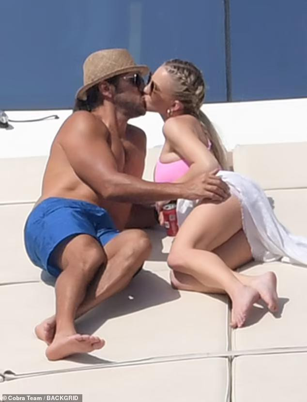 Cặp uyên ương khóa môi nồng nàn bất chấp có ống kính chĩa vào.