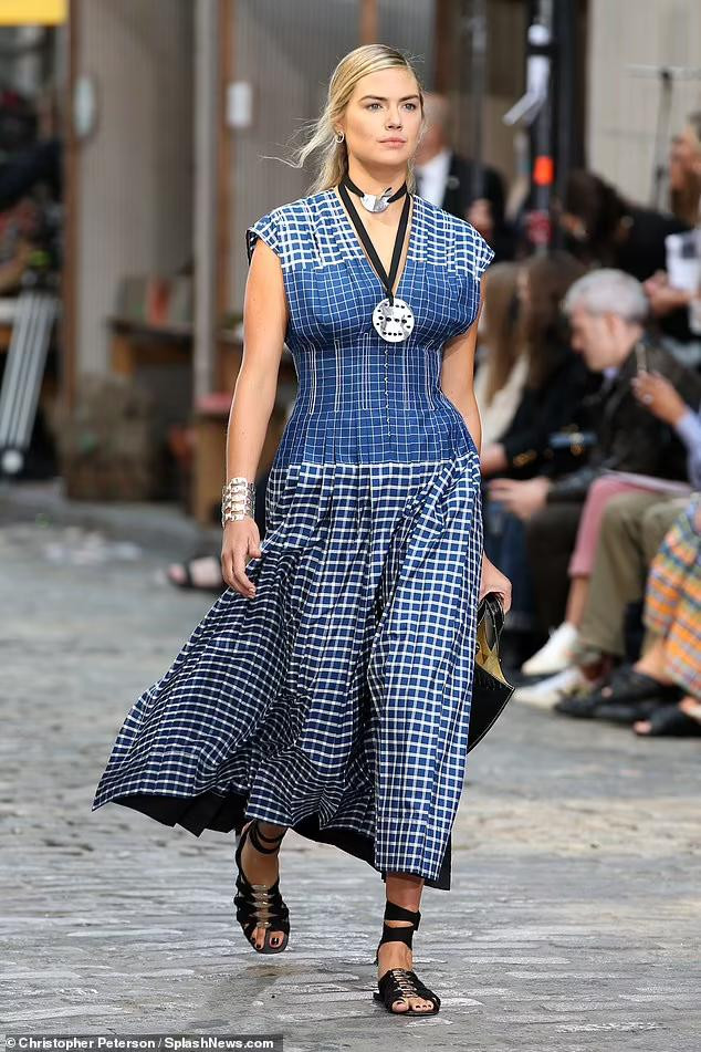 Đây là lần hiếm hoi cô tái xuất sàn catwalk sau khi "theo chồng bỏ cuộc chơi" vào năm 2017 và sinh con gái Genevieve vào tháng 11/2018. Đây là lần hiếm hoi cô tái xuất sàn catwalk sau khi "theo chồng bỏ cuộc chơi" vào năm 2017 và sinh con gái Genevieve vào tháng 11/2018.