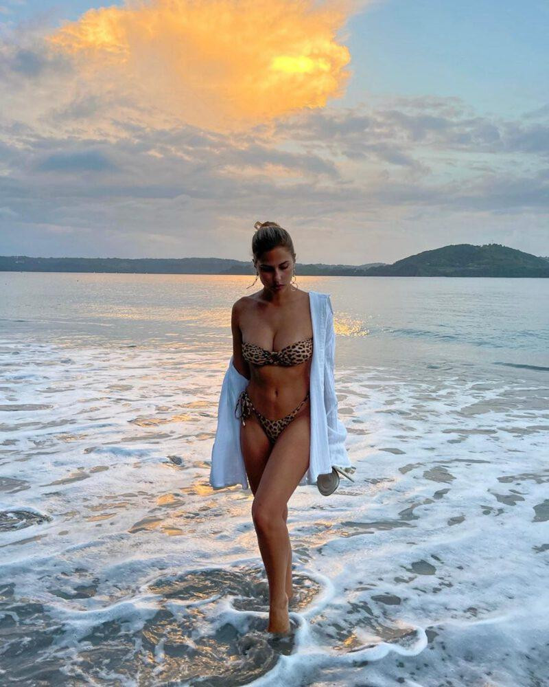 Kara Del Toro khẳng định có "vòng một" nảy nở là do di truyền và chưa từng phẫu thuật thẩm mỹ để làm đẹp. Kara Del Toro khẳng định có "vòng một" nảy nở là do di truyền và chưa từng phẫu thuật thẩm mỹ để làm đẹp.