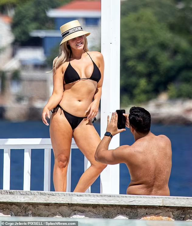 Người đẹp và bạn trai trong kỳ nghỉ ở Croatia hồi đầu tháng 9 vừa qua. Ercan Ramadan say sưa chụp ảnh cho bạn gái. Cặp đôi bắt đầu hẹn hò từ năm 2019 và vẫn hạnh phúc đến hiện tại.