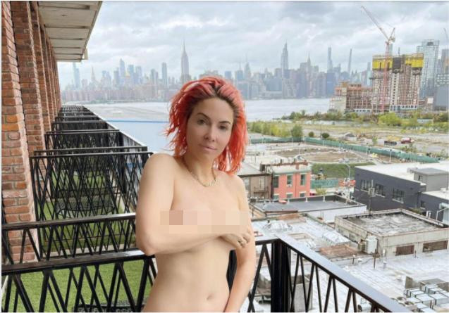 Whitney Cummings đăng lên Instagram bức ảnh khỏa thân đứng trên ban công khách sạn ở Brooklyn (New York) trong thời gian nghỉ ngơi giữa sự kiện &quot;Touch Me Tour&quot;.