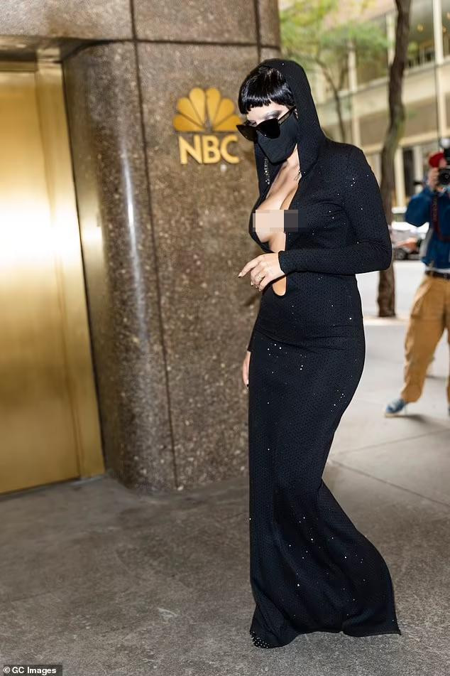 Góc nghiêng lộ gần trọn vòng một của Halsey gây choáng.