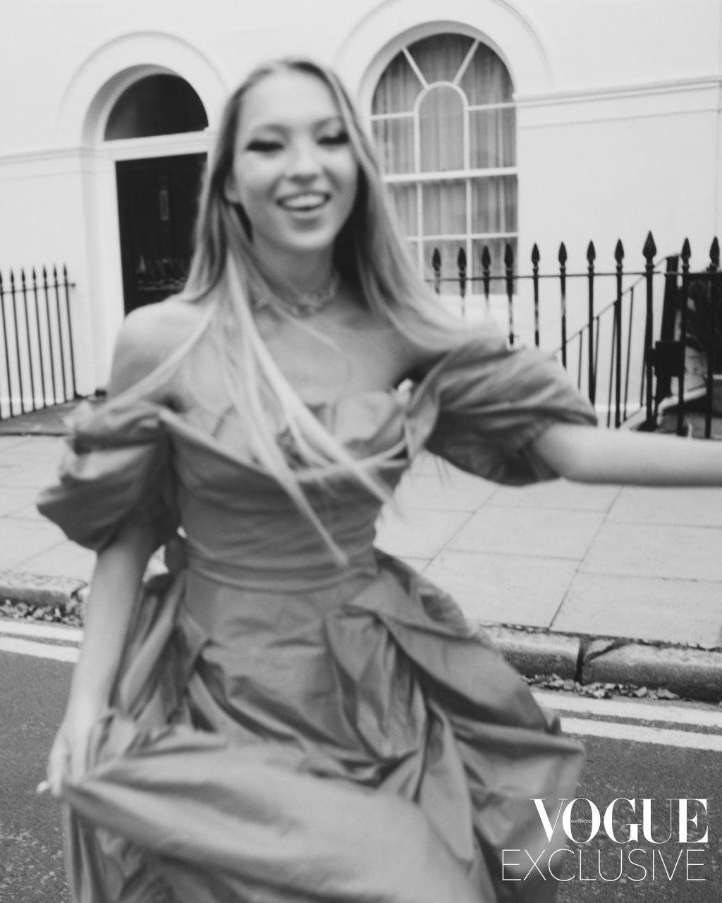 Trong khi nhiều ý kiến cho rằng Lila Moss bước chân vào làng mẫu với sự hậu thuẫn rất lớn của bố mẹ, nhưng chân dài mới nổi ngày càng chứng tỏ thực lực và đẳng cấp.