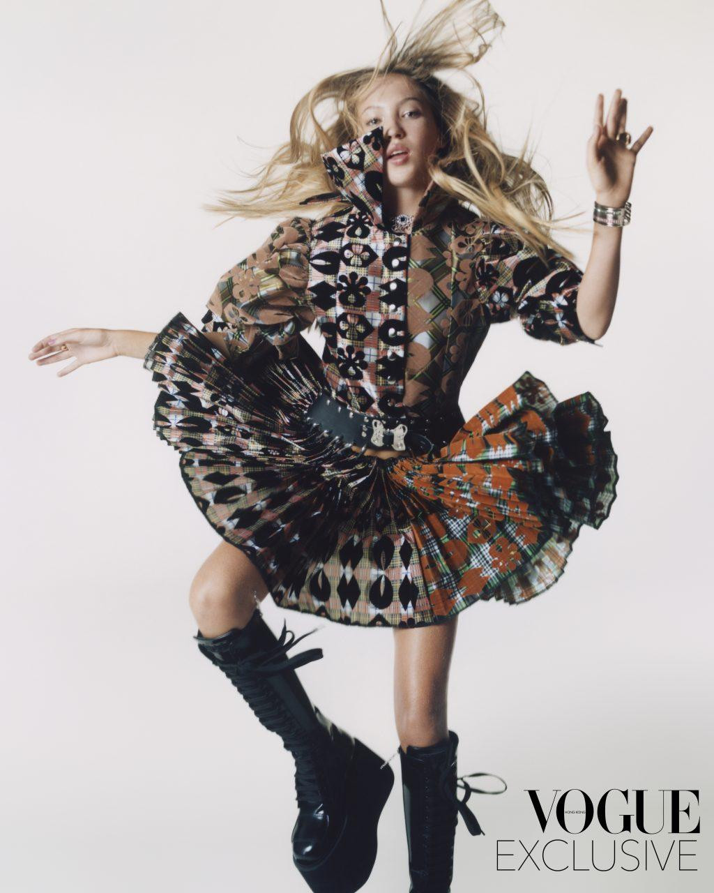 Lila Moss cũng bật mí thích ngâm mình trong bồn tắm hoặc đọc sách để thư giãn mỗi khi rảnh rỗi. Bên cạnh đó, nàng mẫu cũng cho biết thích viết để giải tỏa đầu óc và thường viết về những điều xảy ra trong ngày với mình.