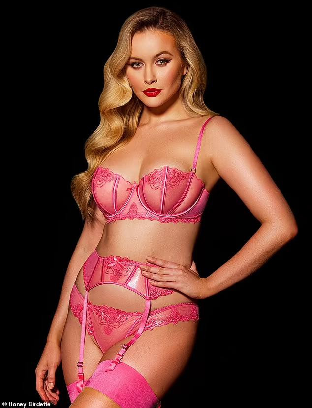 Simone Holtznagel là &quot;nàng thơ&quot; mới của Honey Birdette và liên tục có những shoot hình nội y &quot;đầy khiêu khích&quot;, khiến cánh mày râu chao đảo.