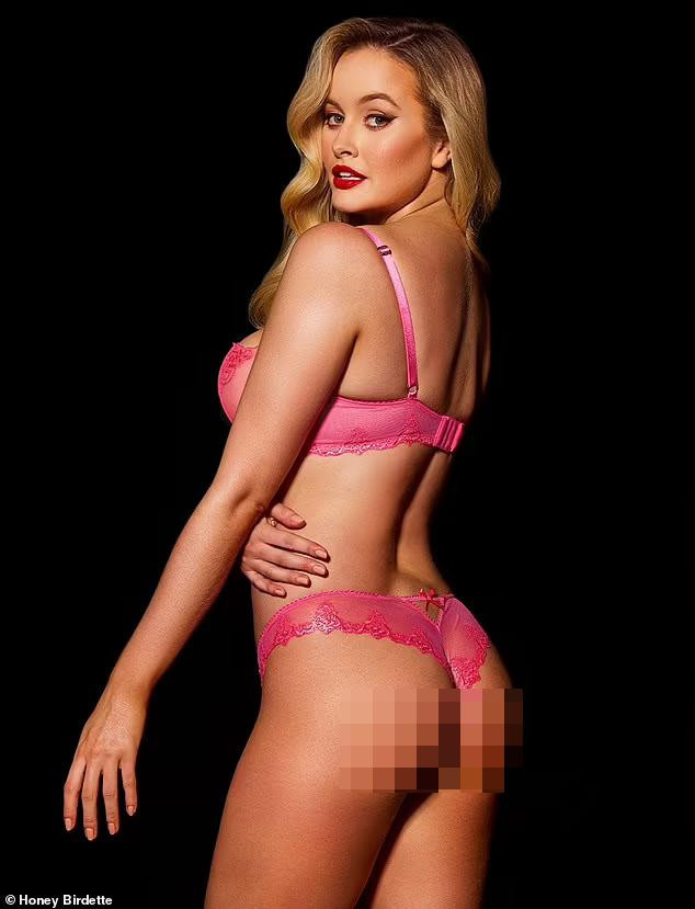 Simone Holtznagel nổi lên sau khi giành á quân cuộc thi Australia&apos;s Next Top Model năm 2011. Người đẹp tóc vàng cũng gây &quot;bão&quot; khi xuất hiện trên trang bìa tạp chí Playboy dành cho đàn ông vào tháng 10/2015.