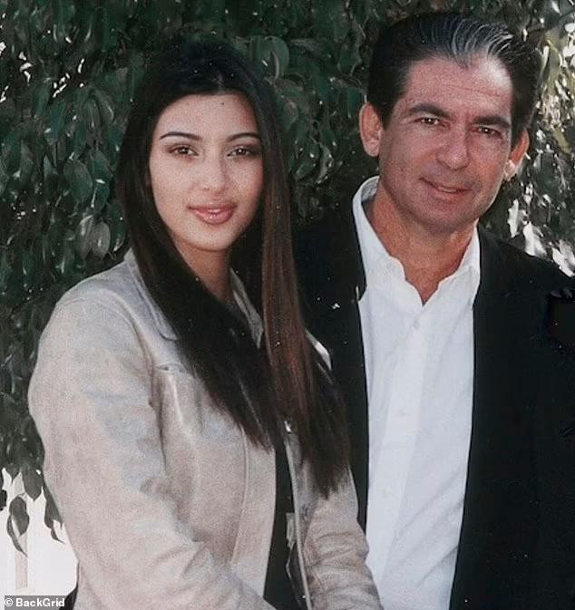 Hiện tại, Kim và chồng cũ vẫn đang hoàn tất các thủ tục ly hôn và thoả thuận quyền nuôi con. Sau gần 7 năm chung sống, cặp đôi quyền lực ở Hollywood có 4 người con chung. Cô và chồng cũ đều có động thái dấy lên tin đồn tái hợp nhưng cả hai đều không lên tiếng.