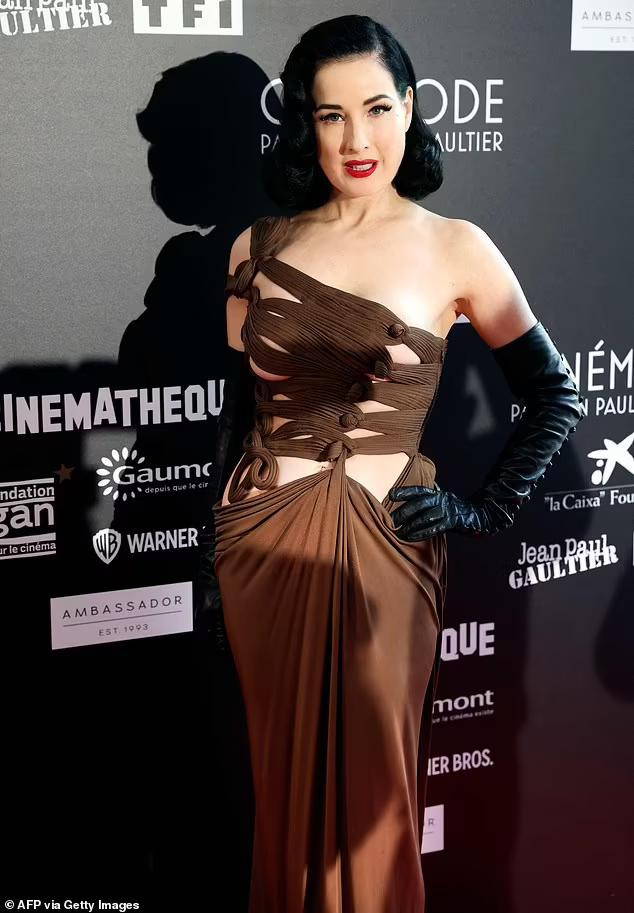 Dita Von Teese vốn được mệnh danh là vũ nữ thoát y quyến rũ nhất thế giới và qua năm tháng, dường như sắc vóc siêu gợi cảm của cô vẫn không thay đổi.