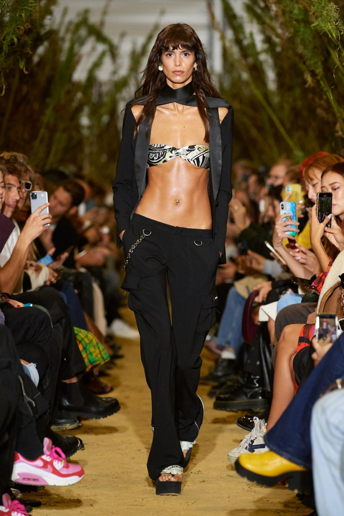 Bộ sưu tập Xuân Hè 2022 Coperni năm nay đa dạng về kiểu dáng, màu sắc...