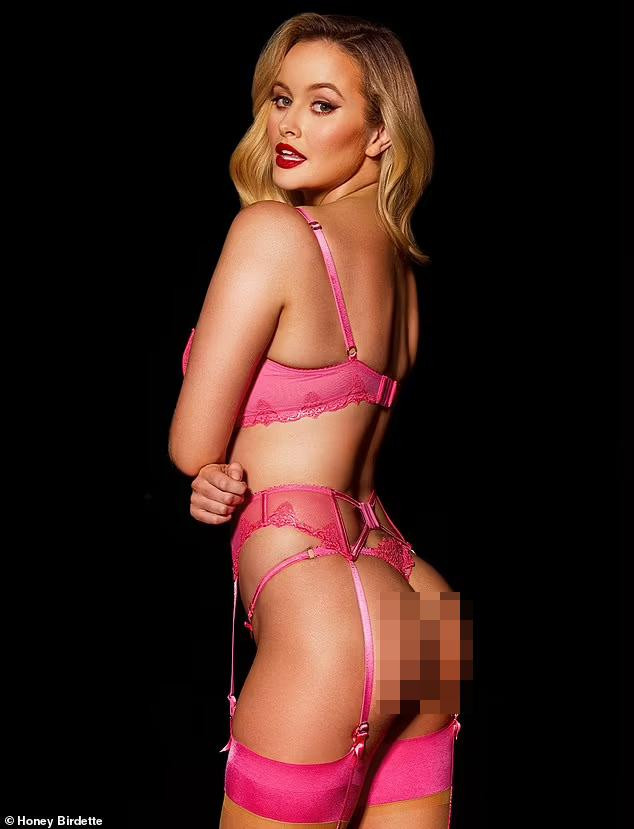 Sở hữu vóc dáng tròn đầy cực gợi cảm, không mảnh mai cò hương theo chuẩn mẫu nhưng chân dài sinh năm 1993 lại có body cân đối, đường cong gây mê cùng thần thái sexy đầy lôi cuốn.