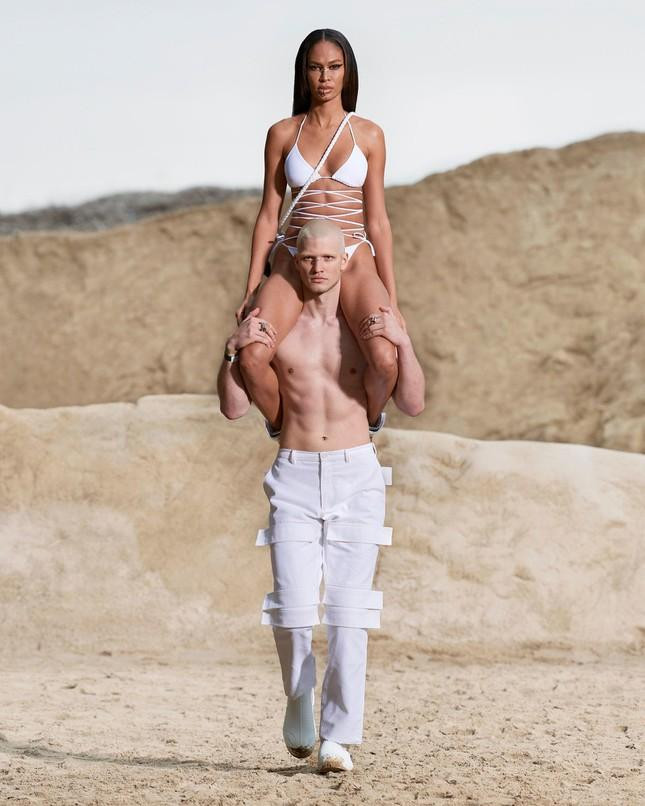 Joan Smalls gây chú ý khi catwalk trong bộ bikini trắng, được nam người mẫu bán nude cõng cổ trong show diễn Xuân/Hè 2022 của Burberry hồi tháng 6 vừa qua.