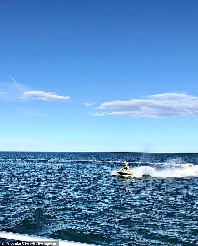 Người đẹp 8x thỏa sức vui đùa với sóng nước trên mô tô nước.