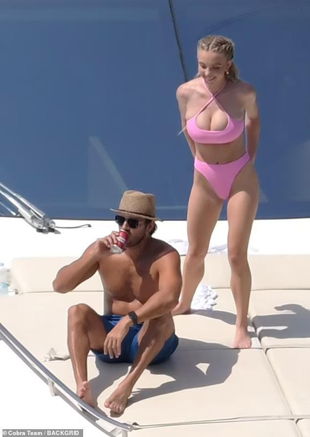 Nữ diễn viên 9x đang có tình yêu ngọt ngào bên bạn trai doanh nhân Jonathan Davino. Ảnh cặp đôi trong kỳ nghỉ ở đảo Capri (Ý) hồi cuối tháng 7 vừa qua.