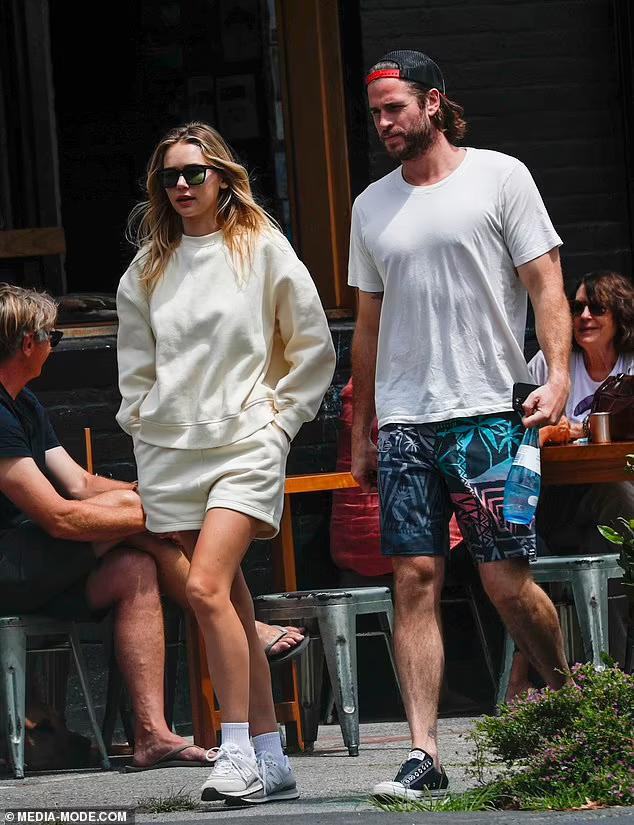 Gabriella Brooks và bạn trai Liam Hemsworth ngày hôm qua được trông thấy vui vẻ đi ăn trưa với nhau ở vịnh Byron (Úc). Cặp trai tài gái sắc mặc street style đơn giản nhưng năng động, khỏe khoắn. Gabriella Brooks và bạn trai Liam Hemsworth ngày hôm qua được trông thấy vui vẻ đi ăn trưa với nhau ở vịnh Byron (Úc). Cặp trai tài gái sắc mặc street style đơn giản nhưng năng động, khỏe khoắn.