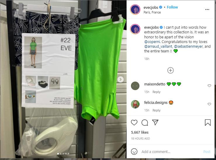 Hình ảnh trang phục Coperni mà Eve Jobs trình diễn catwalk.
