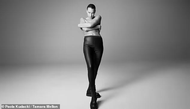 Chân dài người Nga phô thân hình săn chắc tuyệt mỹ trong bộ ảnh chụp quảng cáo cho thương hiệu giày Tamara Mellon đến từ Anh quốc. Chân dài người Nga phô thân hình săn chắc tuyệt mỹ trong bộ ảnh chụp quảng cáo cho thương hiệu giày Tamara Mellon đến từ Anh quốc.