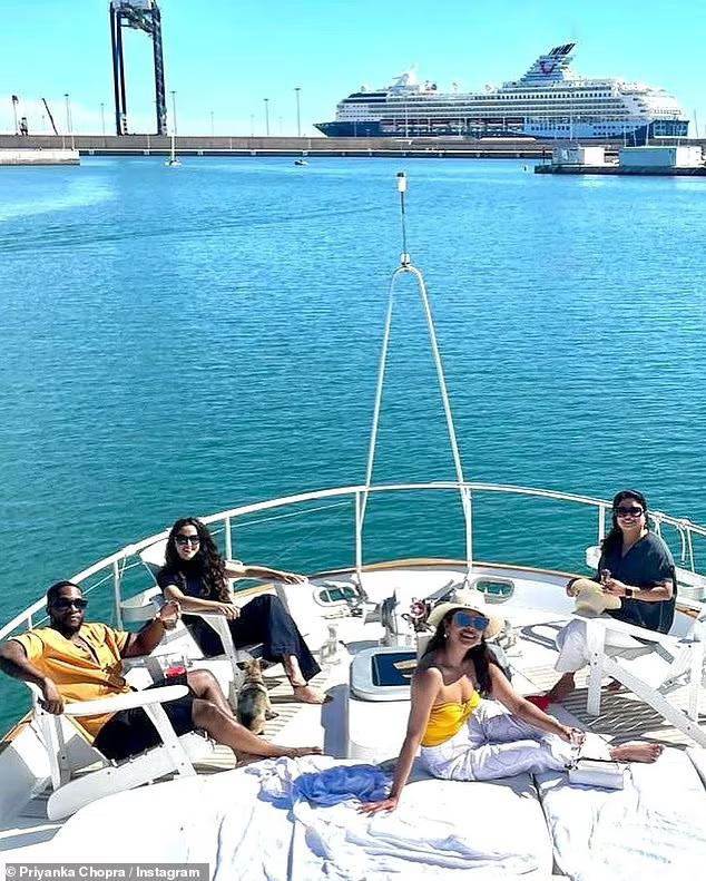 Nàng hậu sinh năm 1982 vui vẻ thư giãn bên bạn bè là nam diễn viên Osy Ikhile (trái, áo vàng), nhà thiết kế thời trang Sara Sensoy (trái, bộ đồ đen) và mẹ cô (bên phải).