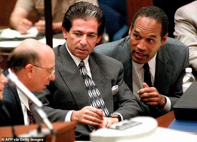 Trước đó, vào ngày sinh nhật của ông Robert Kardashian (22/2), Kim cũng chia sẻ một số bức ảnh bên bố và viết: "Chúc mừng sinh nhật bố! Mỗi lần sinh nhật bố con đều nhớ đến nhưng lần này, con nhớ bố nhiều hơn! Có rất nhiều điều con muốn nói với bố! Con đã gọi điện vào số điện thoại của bố và tự hỏi liệu có ai nghe máy sau ngần đấy năm. Con mong gặp lại bố trong một giấc mơ gần đây... Con nhớ bố rất nhiều!". Đây là dòng trạng thái đầu tiên được Kim chia sẻ lên Instagram sau khi đệ đơn ly hôn chồng. Có thể thấy rõ tâm trạng đau buồn vì hôn nhân tan vỡ của Kim được cô thể hiện qua những dòng tâm sự với bố.