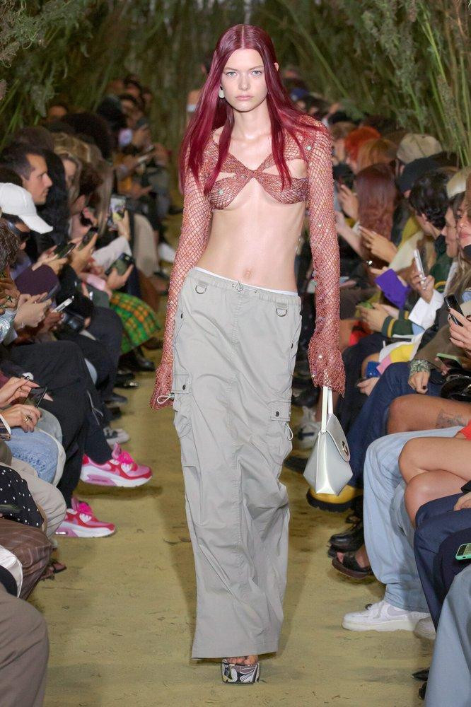 Một người mẫu mặc crop top cắt xẻ táo bạo trong show diễn.