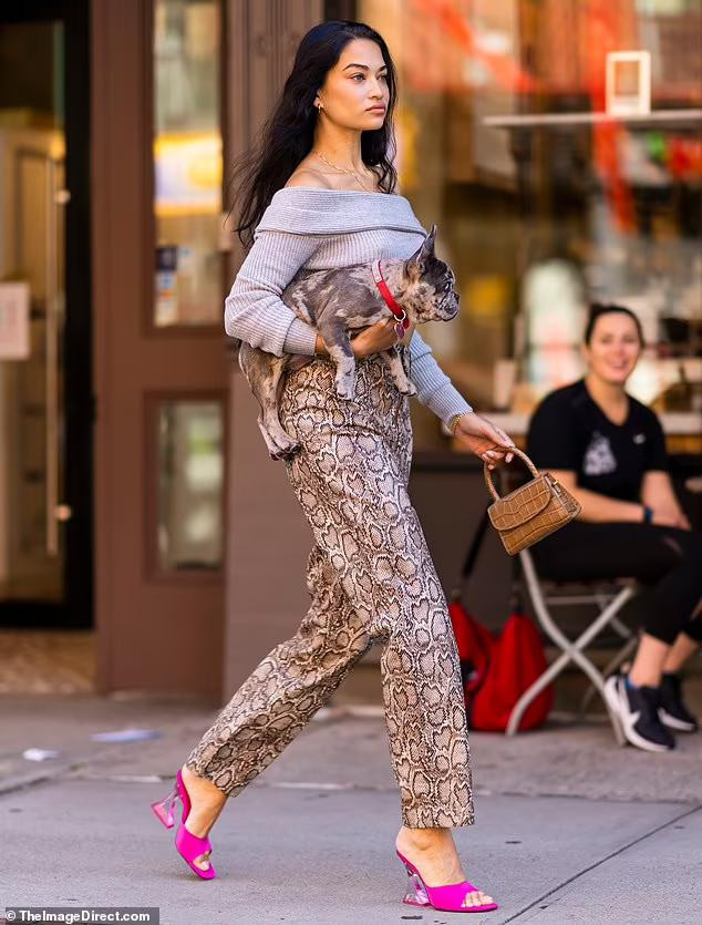 Sở hữu gương mặt xinh đẹp cực cá tính, thần thái sang chảnh lôi cuốn, cô luôn khiến người khác phải ngắm nhìn mỗi khi xuất hiện đẹp như fashionista trên phố. Sở hữu gương mặt xinh đẹp cực cá tính, thần thái sang chảnh lôi cuốn, cô luôn khiến người khác phải ngắm nhìn mỗi khi xuất hiện đẹp như fashionista trên phố.