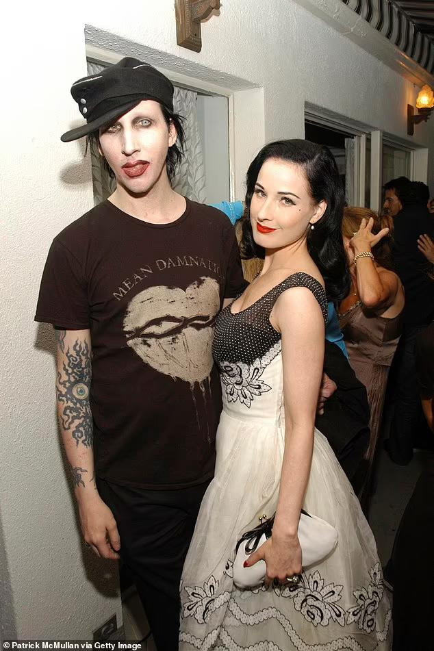 Dita Von Teese từng trải qua một đời chồng. Cô kết hôn với rapper Marilyn Manson (ảnh) năm 2005 và ly hôn vào năm 2007.