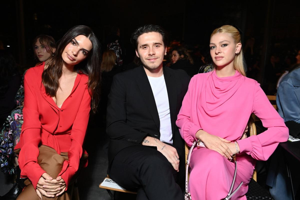 Brooklyn Beckham và Nicola Peltz ngồi hàng ghế đầu bên cạnh mẫu nội y Emily Ratajkowski