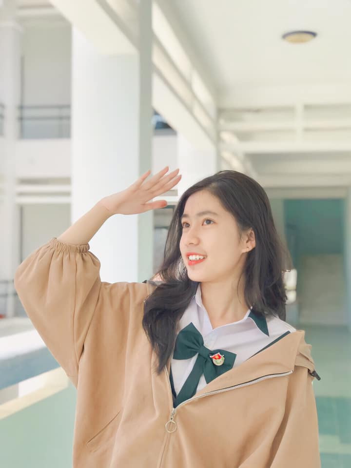 Yến Vy đang theo học ngành Thẩm định giá và Quản trị tài sản . “Trước tiên, mục tiêu của tôi sau cuộc thi Hoa hậu Việt Nam là tốt nghiệp với học lực loại Giỏi, sau đó học lên thạc sĩ và thực hiện dự án nhân ái mà tôi đã ấp ủ”, cô chia sẻ.